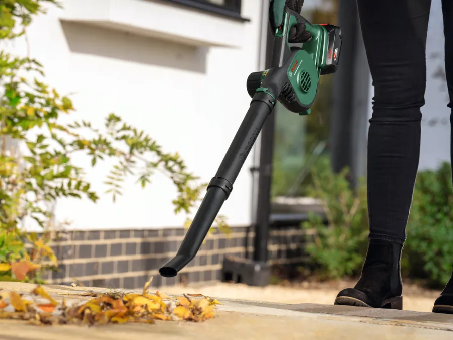 Bosch UniversalLeafBlower 18V-130 løvblåser 2,5 Ah | Løvsugere