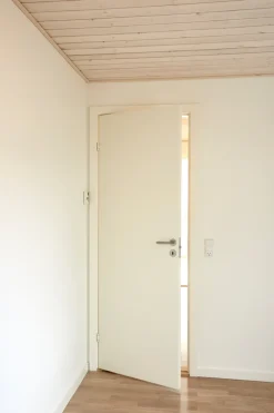 Torso Stabil hvitmalt dør - 82,5 x 204 cm | Dører & Karmer